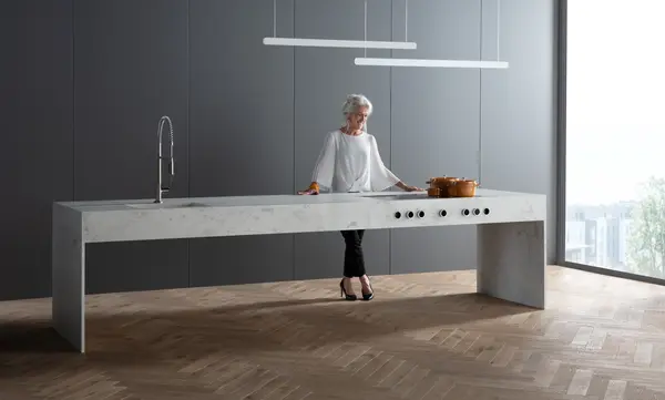 Moderne Designküche mit Marmorarbeitsplatte, stilvoller Armatur und eleganter Beleuchtung.