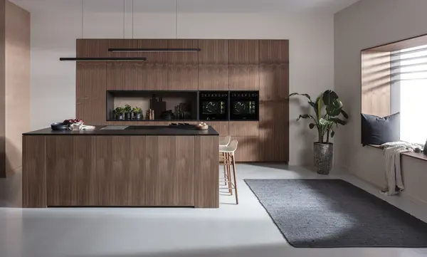 Moderne Küche mit Holzfronten, Kochinsel, Einbaugeräten und gemütlicher Fensterbank.