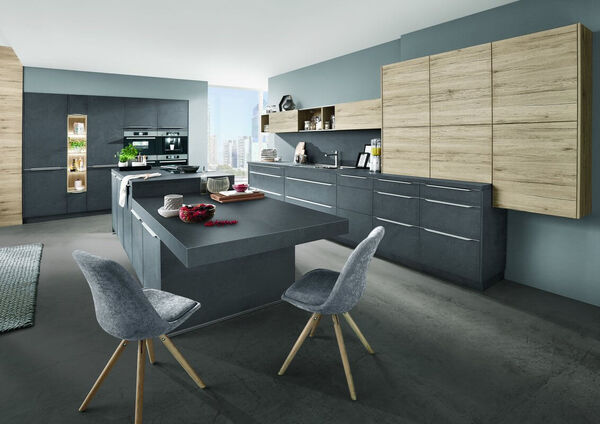 Moderne Einbauküche mit Holzfronten, Kochinsel, Geräten und grauen Designstühlen.