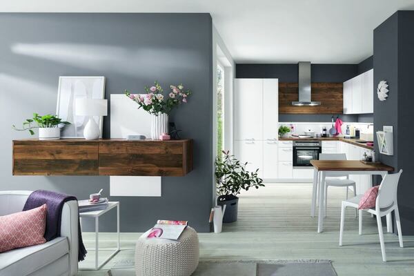 Moderne offene Küche mit weißen Möbeln, Holzelementen und stilvoller Wohnzimmereinrichtung.