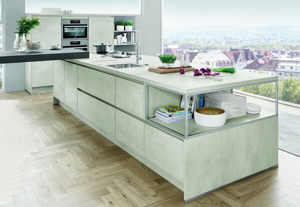 Moderne, helle Einbauküche mit Kochinsel, viel Stauraum und Blick über die Stadt.